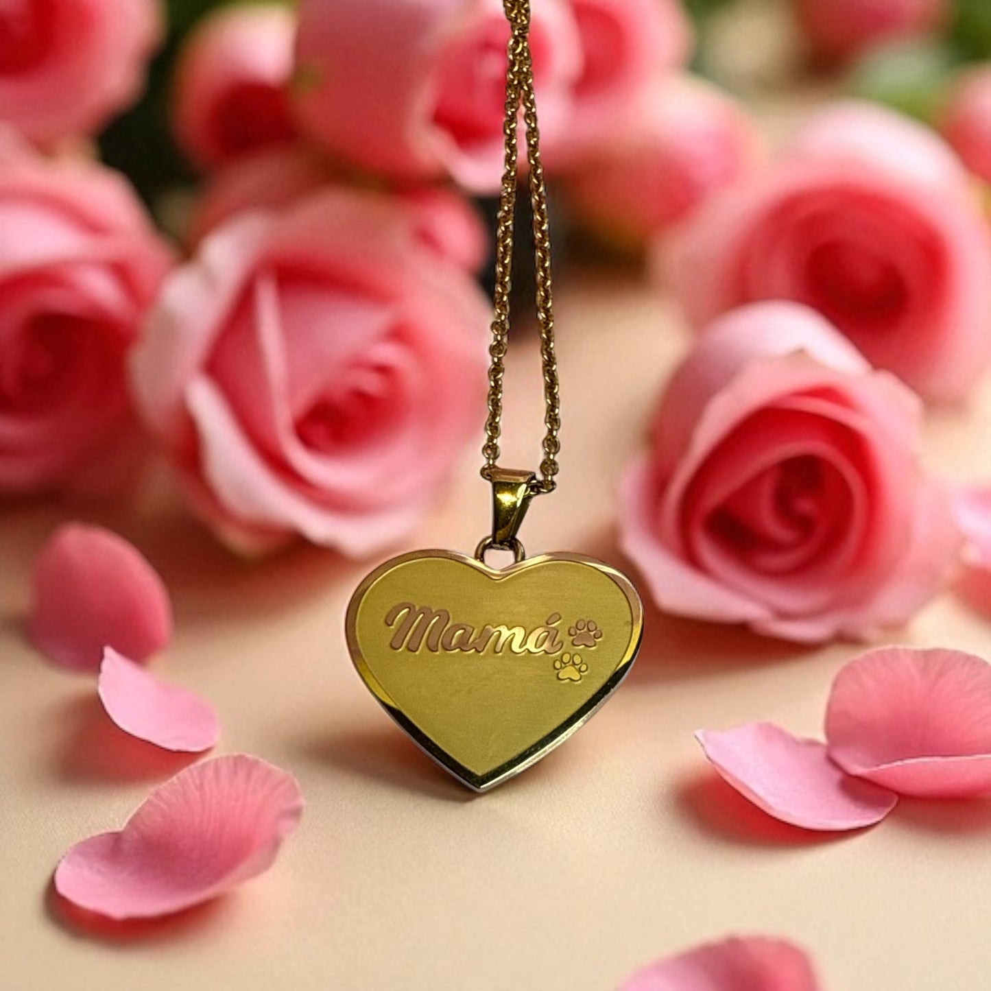 Collar corazón con huellas