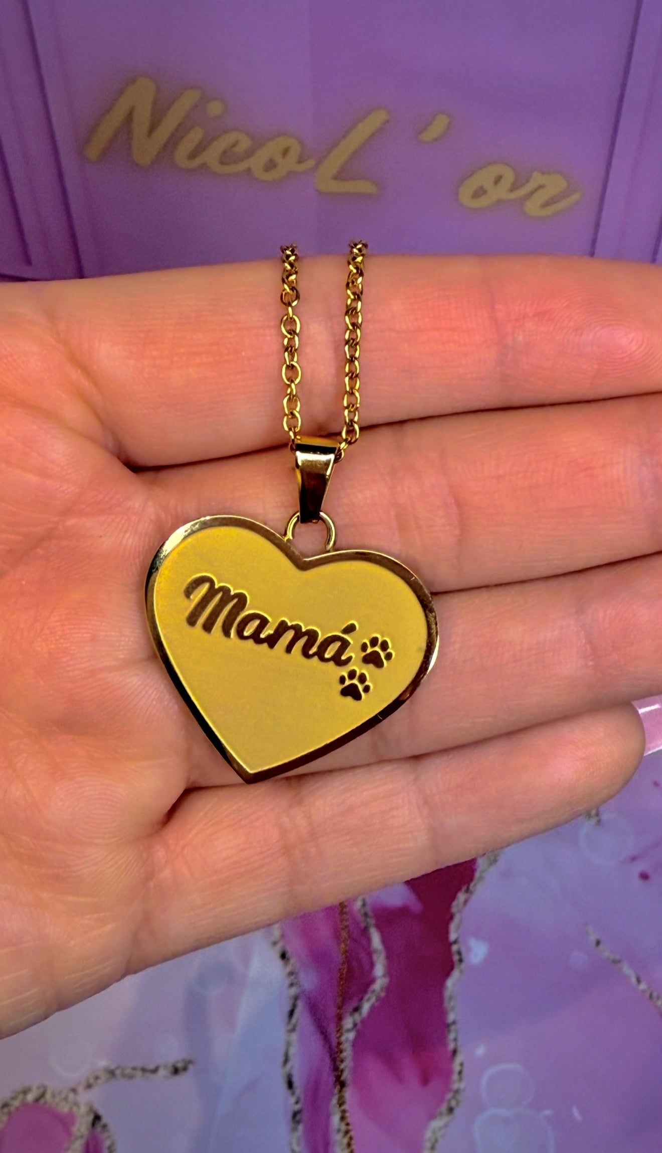 Collar corazón con huellas