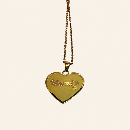 Collar corazón con huellas